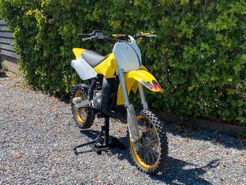 Suzuki Rm85 crosser, rijd, remt en koppelt goed. MOET WEG.  beschikbaar voor biedingen