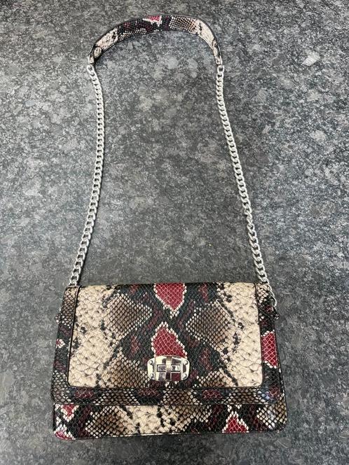 Damestasje met zilverkleurige sluiting en hengsel, Sieraden, Tassen en Uiterlijk, Tassen | Damestassen, Zo goed als nieuw, Schoudertasje