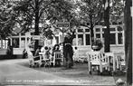 Apeldoorn- -Terras met verkeersagent, Julianatoren., Verzamelen, Verzenden, 1960 tot 1980, Gelopen, Gelderland