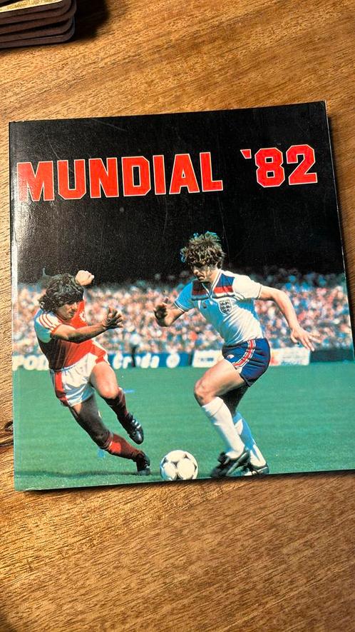 Boek over WK 1982 in Spanje, in goede staat, Boeken, Sportboeken, Zo goed als nieuw, Balsport, Ophalen of Verzenden