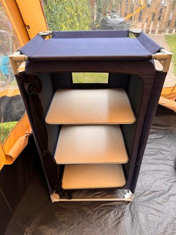 Campingkastje met 3 planken beschikbaar voor biedingen