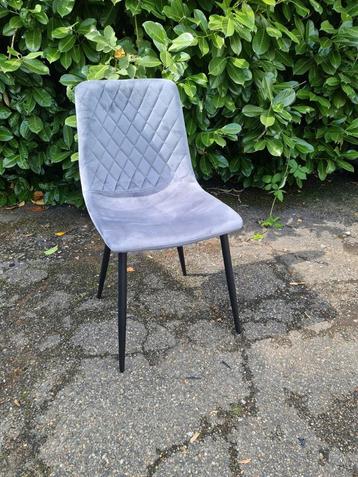 Nieuwe eetkamerstoel adore velvet grijs €35 per stuk  beschikbaar voor biedingen