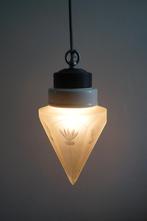 art deco hanglamp geslepen glas ribbel bol porselein chroom, Antiek en Kunst, Antiek | Lampen, Ophalen of Verzenden