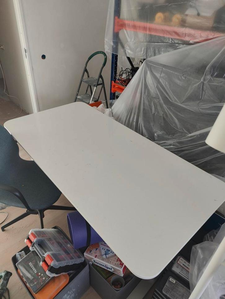 Ikea bureau in hoogte verstelbaar!, Huis en Inrichting, Bureaus, In hoogte verstelbaar, Ophalen