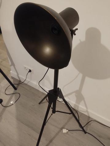 Driepoot vloerlamp beschikbaar voor biedingen