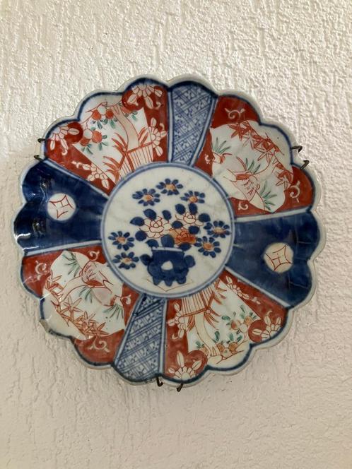 19e-eeuwse Japanse geschulpte Imari-porseleinen schotel, Antiek en Kunst, Antiek | Porselein, Ophalen
