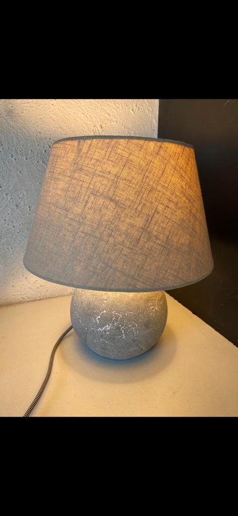 sfeervolle BETONNEN DESIGN TAFELLAMP ‘PATRICK’, Huis en Inrichting, Lampen | Tafellampen, Zo goed als nieuw, Minder dan 50 cm