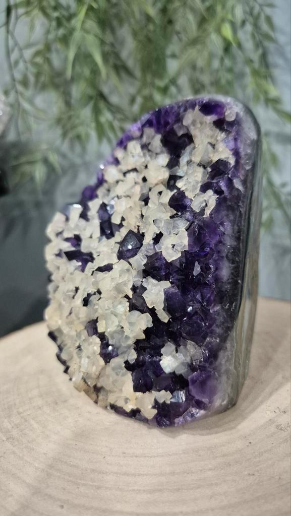 Unieke Cutbase Amethist met Calcietkristallen, Verzamelen, Mineralen en Fossielen, Ophalen of Verzenden