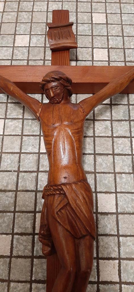 Handgesneden houten Jezus Christus hangend aan het kruis., Antiek en Kunst, Antiek | Religie, Ophalen of Verzenden