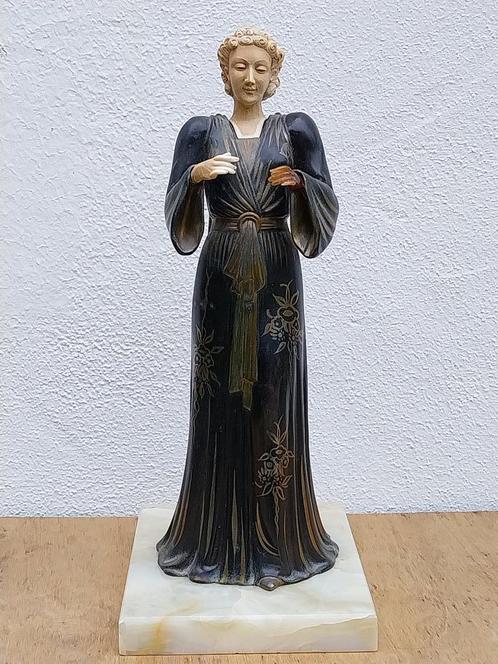 Bijzonder Art Deco beeld vrouw van zamac op marmer, Antiek en Kunst, Kunst | Beelden en Houtsnijwerken, Ophalen of Verzenden