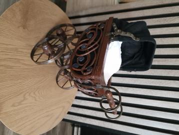 Charmante, Vintage Miniature Kinderwagen beschikbaar voor biedingen