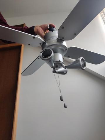 Plafond ventilator met hanglamp beschikbaar voor biedingen