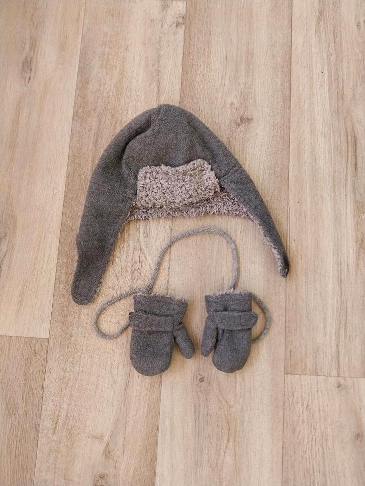 Setje muts en wantjes grijs lekker warm gevoerd 6-12 maanden, Kinderen en Baby's, Babykleding | Mutsen, Sjaals en Wanten, Zo goed als nieuw