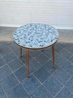 Retro bijzettafel met mozaïek blad diameter 47 cm., Minder dan 45 cm, Minder dan 55 cm, Gebruikt, Rond