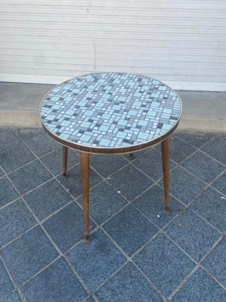Retro bijzettafel met mozaïek blad diameter 47 cm., Huis en Inrichting, Tafels | Bijzettafels, Gebruikt, Rond, Minder dan 45 cm