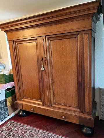 Prachtige antieke kast beschikbaar voor biedingen