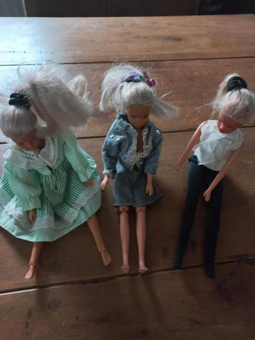 Drie mooie Barbies beschikbaar voor biedingen