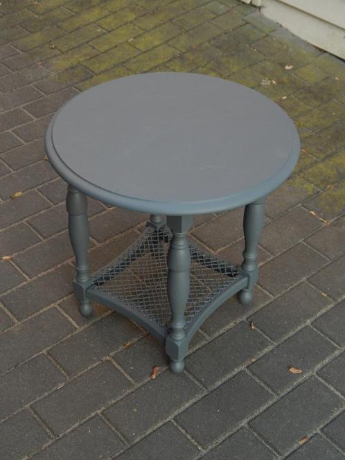 Rond vintage bijzet-tafeltje, Huis en Inrichting, Tafels | Bijzettafels, Gebruikt, Rond, 45 tot 60 cm, Minder dan 55 cm, Hout