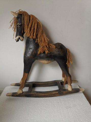 Leuk houten hobbelpaard voor decoratie beschikbaar voor biedingen