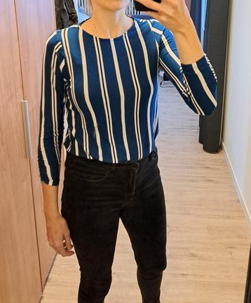 Blauw gestreept shirt beschikbaar voor biedingen