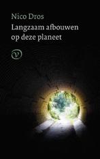 Nico Dros Langzam afbouwen op deze planeet 2,99 vzk 3,95, Boeken, Ophalen of Verzenden, Zo goed als nieuw