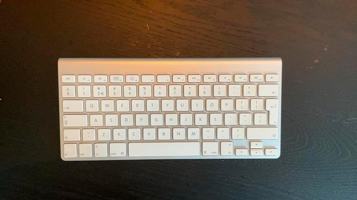 Origineel Apple draadloos toetsenbord (Bluetooth, 2x aa), Computers en Software, Toetsenborden, Zo goed als nieuw, Ophalen of Verzenden