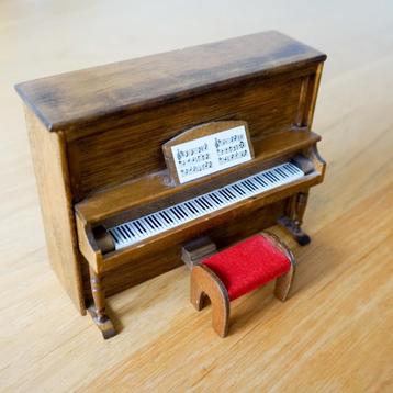 Miniatuur Piano model met kruk, in uitstekende staat. beschikbaar voor biedingen