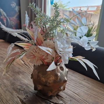Gouden Vaasje met Kunstbloemen beschikbaar voor biedingen