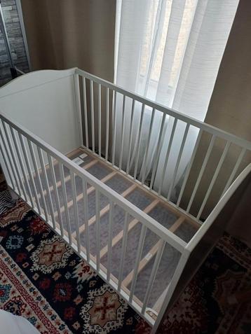 baby bed samen met matras en matras beschermer. beschikbaar voor biedingen