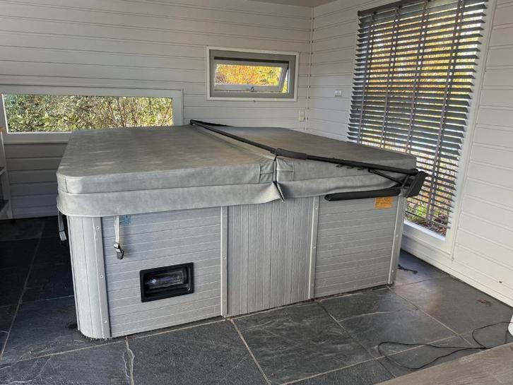 grote 5 persoons jacuzzi te koop, Tuin en Terras, Bubbelbaden en Hottubs, Gebruikt, Vast, Afdekzeil, Filter, Ophalen