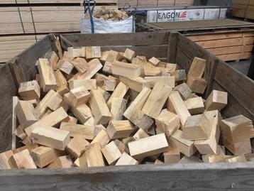 Haardhout vuren blokken beschikbaar voor biedingen