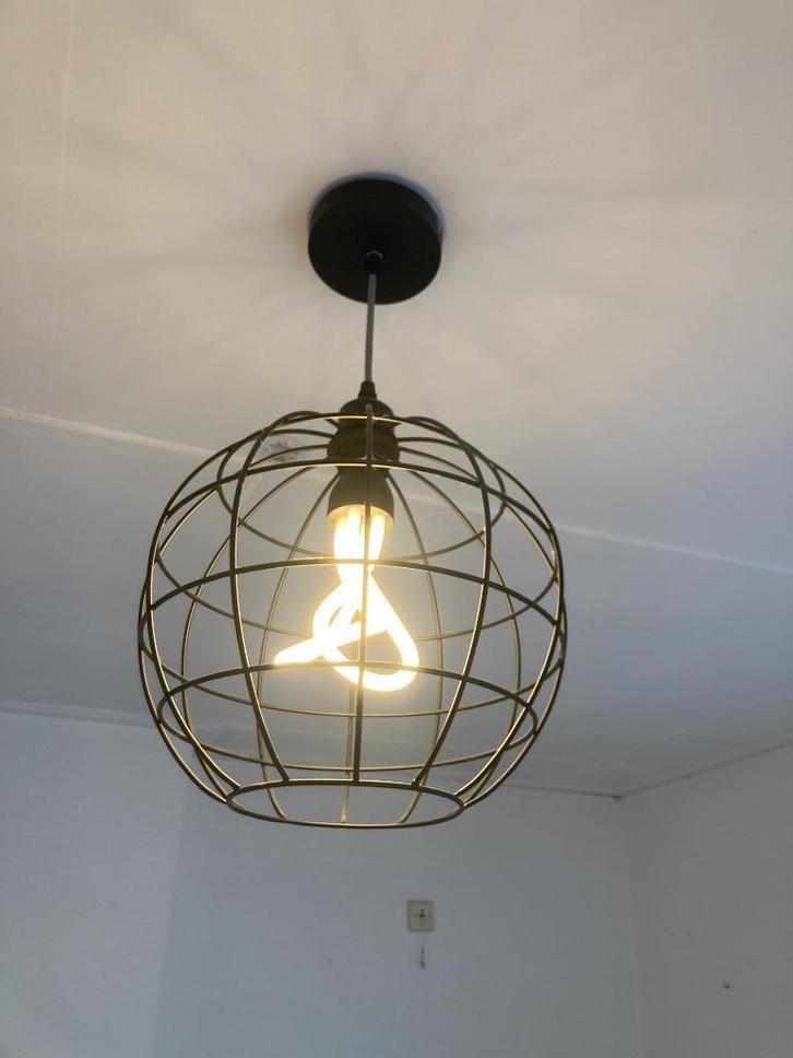 Moderne bolvormig open draadstaal hanglampje met wortellamp, Huis en Inrichting, Lampen | Hanglampen, Zo goed als nieuw, Ophalen of Verzenden