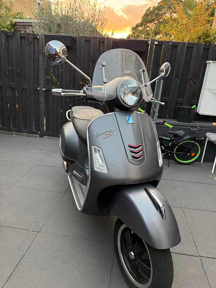 Vespa 300 gts super mat grijs, Fietsen en Brommers, Scooters | Yamaha, Zo goed als nieuw, Overige modellen, Maximaal 45 km/u, Benzine