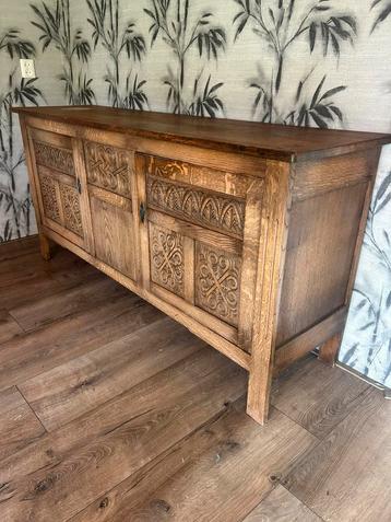 Authentiek Dressoir met Houtsnijwerk beschikbaar voor biedingen