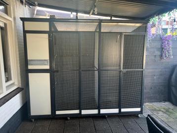 Unieke kans – Luxe verrijdbare antraciete ara volière! beschikbaar voor biedingen