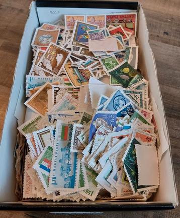 Doos postzegels wereld plus  260 blokken/velletjes beschikbaar voor biedingen