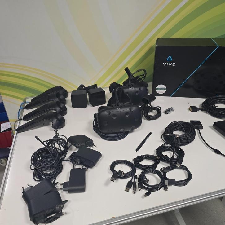 2x HTC Vive VR bril controllers basis station en div kabels, Spelcomputers en Games, Virtual Reality, Gebruikt, Overige platformen