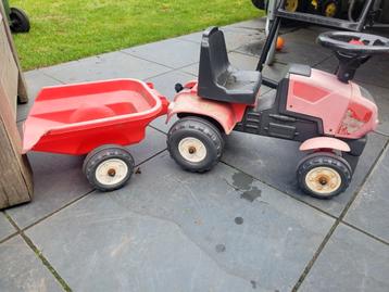 Tractor met aanhanger beschikbaar voor biedingen