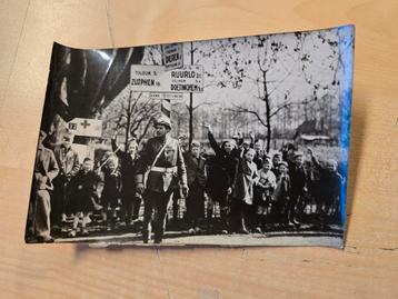 Canadese militair in Hummelo, Achterhoek 1945 beschikbaar voor biedingen
