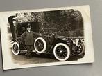 Foto van een Renault met chauffeur uit 1921, Verzamelen, Foto, Ophalen of Verzenden, Zo goed als nieuw, Voor 1940