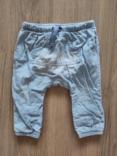 Hema lichtblauwe spijkerbroek maat 68, Kinderen en Baby's, Babykleding | Maat 68, Zo goed als nieuw, Jongetje of Meisje, Broekje