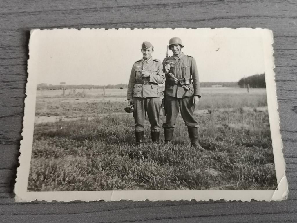 Foto van 2 Duitse soldaten in heidelandschap, Ophalen of Verzenden, 1940 tot 1960, Gebruikt, Overige onderwerpen
