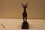 Gietijzeren beeld van een hert op een plankje 47842, Ophalen of Verzenden, Gebruikt, Dier