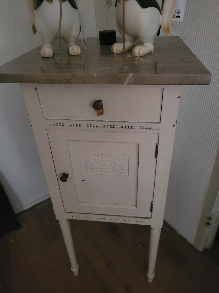 Antiek nachtkastje