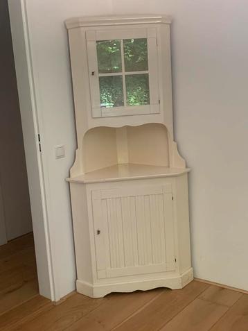 Hoekkastje 198 cm hoog beschikbaar voor biedingen