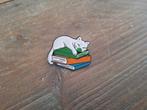 1 leuke pin van een poes op een stapel boeken te koop, Verzamelen, Speldjes, Pins en Buttons, Ophalen of Verzenden, Nieuw, Dier of Natuur
