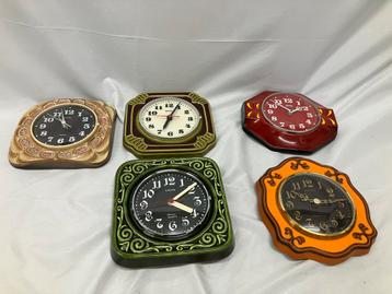 Vintage keramische geglazuurde wandklokken West Duitsland beschikbaar voor biedingen