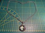 ketting met vergrootglashanger omgeven door golven, Gebruikt, Overige voorstellingen, Glas of Kristal, Ophalen of Verzenden