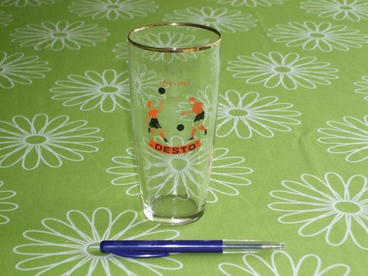 Vintage Desto 1928 - 1963 bierglas - voetbal en tennis club, Verzamelen, Sportartikelen en Voetbal, Zo goed als nieuw, Overige typen