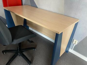 Groot stevig bureau (Nieuw-Vennep) beschikbaar voor biedingen